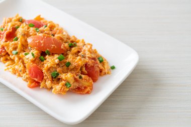 Yumurtalı sahanda domates ya da domatesli omlet - sağlıklı besin tarzı