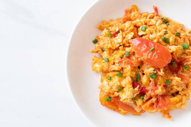 Yumurtalı sahanda domates ya da domatesli omlet - sağlıklı besin tarzı