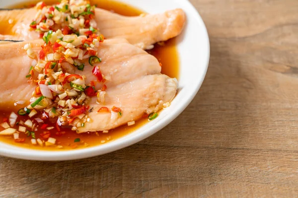 Yuzu Ponzu soslu haşlanmış alabalık veya somon balığı.