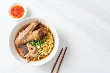 Kahverengi çorbada haşlanmış ördek ve haşlanmış yumurtalı şehriye Asya yemeği.