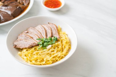 Beyaz kasede kurutulmuş ördek eriştesi. Asya usulü.