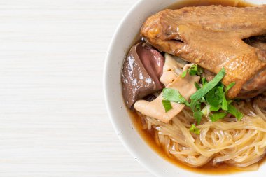 Kahverengi çorbalı ağır ateşte pişmiş ördek eriştesi. Asya usulü.