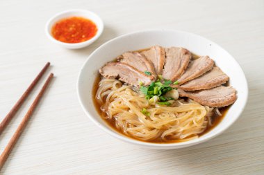 Ördek çorbalı ördek eriştesi. Asya usulü.