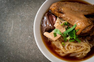 Kahverengi çorbalı ağır ateşte pişmiş ördek eriştesi. Asya usulü.