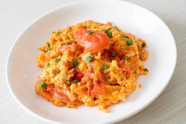 Yumurtalı sahanda domates ya da domatesli omlet - sağlıklı besin tarzı