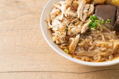 Kahverengi Çorba Kasesinde haşlanmış Tavuk Eriştesi - Asya usulü