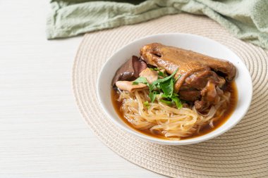 Kahverengi çorbalı ağır ateşte pişmiş ördek eriştesi. Asya usulü.