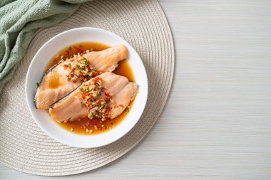 Yuzu Ponzu soslu haşlanmış alabalık veya somon balığı.