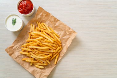 Patates kızartması ya da ekşi krema ve ketçaplı patates cipsi.