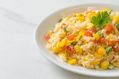 Karışık sebzeli ev yapımı pilav (havuç, yeşil bezelye, mısır) ve yumurta