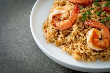 Karides ve karidesli sarımsaklı pilav.