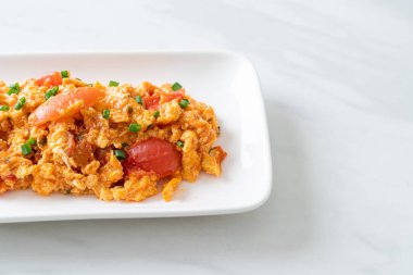 Yumurtalı sahanda domates ya da domatesli omlet - sağlıklı besin tarzı