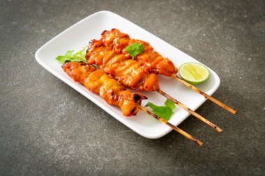 Baharatlı ve otlu ızgara tavuk şişi.