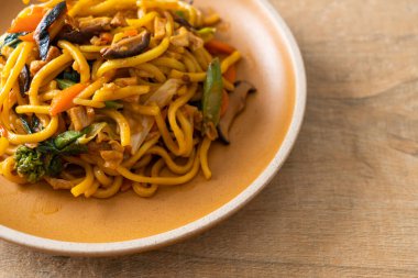 Vejetaryen usulü sebzeli kızarmış yakisoba eriştesi. Vejetaryen ve vejetaryen yemek tarzı.