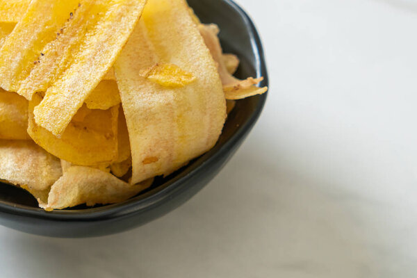 Хрустящие банановые чипсы - жареный или выпеченный нарезанный банан