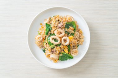 Kalamar ya da ahtapotlu pilav. Kalamar, yumurta ve lahana ile kızartılmış pilav.