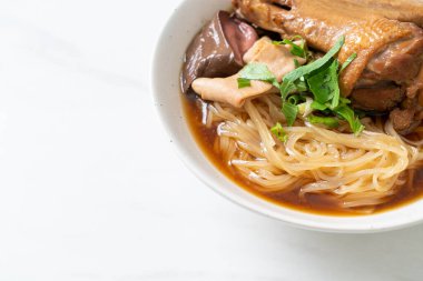 Kahverengi çorbalı ağır ateşte pişmiş ördek eriştesi. Asya usulü.