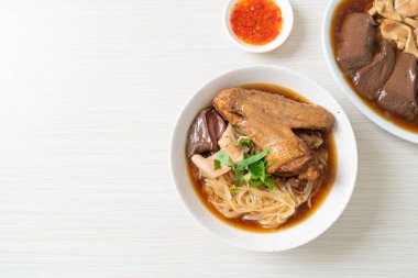 Kahverengi çorbalı ağır ateşte pişmiş ördek eriştesi. Asya usulü.