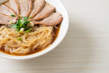 Ördek çorbalı ördek eriştesi. Asya usulü.