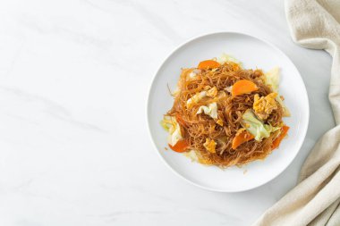 Lahana, havuç ve yumurta ile kızartılmış vermicelli. Vejetaryen usulü.