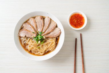 Ördek çorbalı ördek eriştesi. Asya usulü.