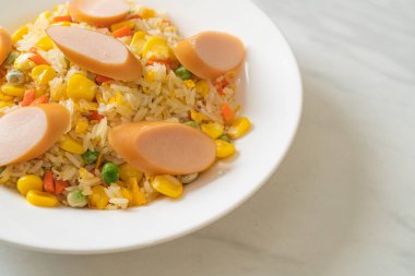 Sosisli pilav ve karışık sebze.