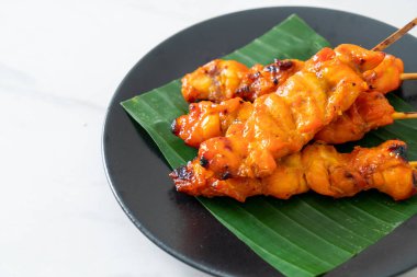 Izgara tavuk şişi - Asya sokak yemeği tarzı