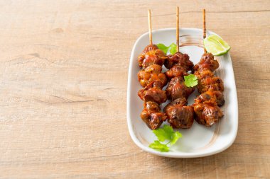 Izgara tavuk şişi. Tabakta baharat ve şifalı otlar var.