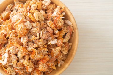 Kurutulmuş karides ya da kase içinde kurutulmuş tuzlanmış karides.