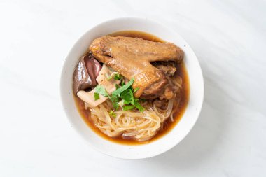 Kahverengi çorbalı ağır ateşte pişmiş ördek eriştesi. Asya usulü.