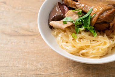 Beyaz kasede pişmiş ördekle kurutulmuş şehriye. Asya usulü.