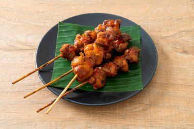 Izgara tavuk şişi, Asya sokak yemeği tarzı.