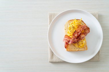 Çırpılmış yumurta ve domuz pastırmalı ekmek.