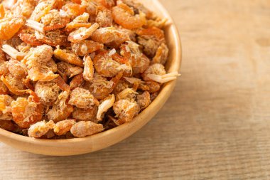 Kurutulmuş karides ya da kase içinde kurutulmuş tuzlanmış karides.