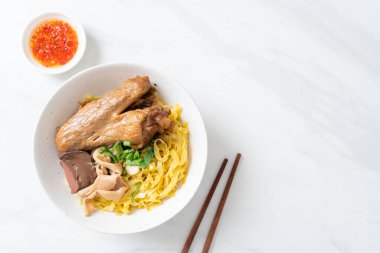 Yumurtalı erişte, kurutulmuş ördekle servis edilir. Asya usulü.