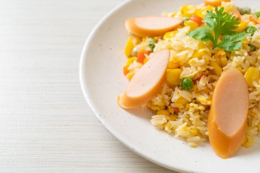 Sosisli pilav ve karışık sebze.