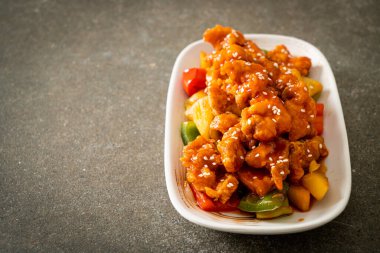 Kore usulü tatlı ve ekşi soslu kızarmış tavuk.