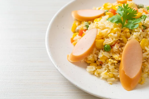 Sosisli pilav ve karışık sebze.