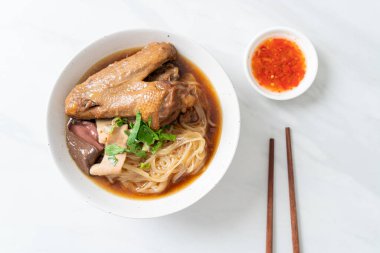 Kahverengi çorbalı ağır ateşte pişmiş ördek eriştesi. Asya usulü.