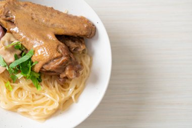 Beyaz kasede pişmiş ördekle kurutulmuş şehriye. Asya usulü.