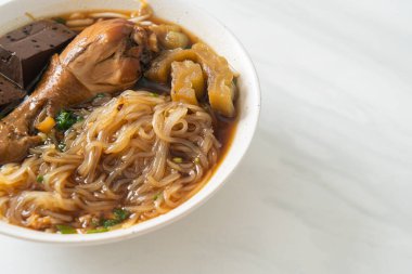 Kahverengi Çorba Kasesinde haşlanmış Tavuk Eriştesi - Asya usulü