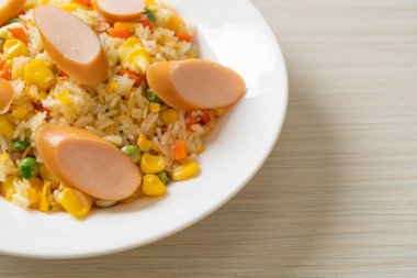 Sosisli pilav ve karışık sebze.