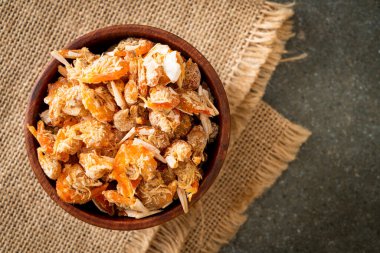 Kurutulmuş karides ya da kase içinde kurutulmuş tuzlanmış karides.