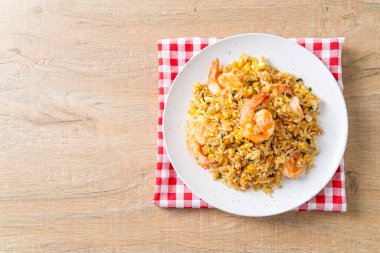 Tayland usulü ev yapımı kızarmış karides. Asya usulü.