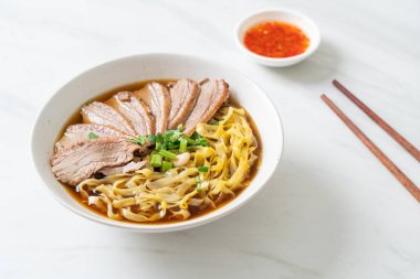 Kahverengi çorbada pişmiş ördekli yumurta eriştesi. Asya usulü.