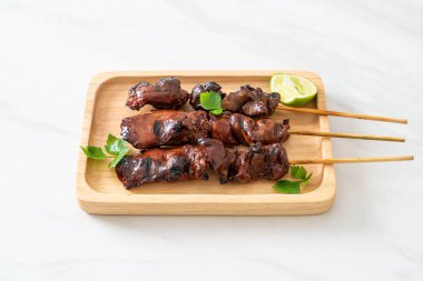 Izgara tavuk ciğeri, sebzeli ve baharatlı.