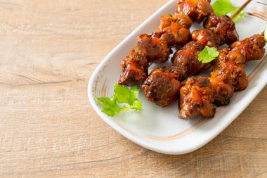 Izgara tavuk şişi. Tabakta baharat ve şifalı otlar var.