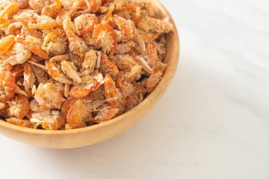 Kurutulmuş karides ya da kase içinde kurutulmuş tuzlanmış karides.