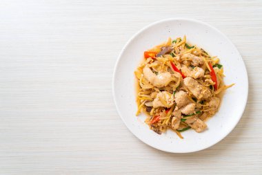 Zencefilli kızarmış tavuk. Asya usulü.