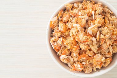 Kurutulmuş karides ya da kase içinde kurutulmuş tuzlanmış karides.